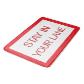 Bleibe in deinem Lane Funny Traffic Road Sign Badematte (Schrägansicht)