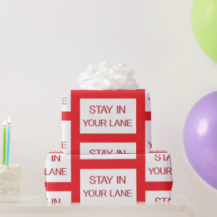 Bleibe in deinem Lane Funny Traffic Road Sign Geschenkpapier