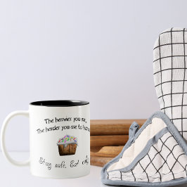 Bleibe in Sicherheit, isst Kuchen Zweifarbige Tasse