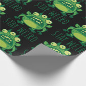 Bleibe komisches Alien Monster Geschenkpapier (Ecke)