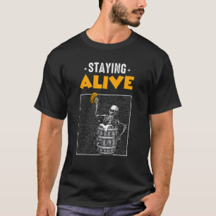 Bleibe lebendes Skelett Trinkbier zu Halloween T-Shirt