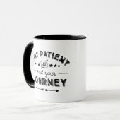 Bleibe Patient und vertraue deiner Reise. Tasse (Vorderseite Links)