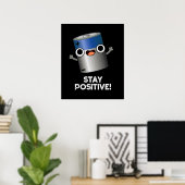 Bleibe Positiv Funny Battery Pun Dark BG Poster (Heimbüro)