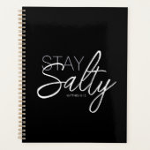 Bleibe Salty Typografy Bible Verse Black Planer (Vorderseite)