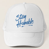 Bleibe Sie bescheiden Truckerkappe (Vorderseite)