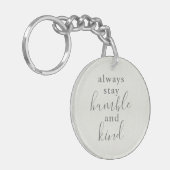 Bleibe Sie immer bescheiden und Art Schlüsselanhänger (Vorderseite links)