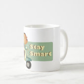Bleibe Sie intelligente Roller-Affen Kaffeetasse (VorderseiteRechts)