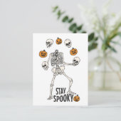 Bleibe Spooky Funny Halloween Skeleton Skulls Postkarte (Stehend Vorderseite)
