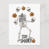 Bleibe Spooky Funny Halloween Skeleton Skulls Postkarte (Vorderseite)