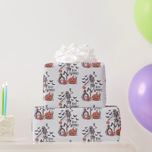 Bleibe Spooky Graveyard Skeleton Graues Halloween Geschenkpapier (Partygeschenke)