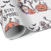 Bleibe Spooky Graveyard Skeleton Graues Halloween Geschenkpapier (Rolleneckpunkt)