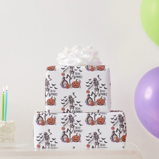 Bleibe Spooky Graveyard Skeleton White Halloween Geschenkpapier (Partygeschenke)