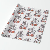 Bleibe Spooky Graveyard Skeleton White Halloween Geschenkpapier (Ungerollt)