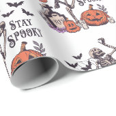 Bleibe Spooky Graveyard Skeleton White Halloween Geschenkpapier (Rolleneckpunkt)
