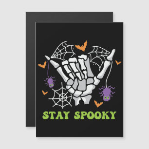 Bleibe Spooky Halloween Skeleton Hand Magnetkarte