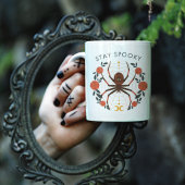 Bleibe Spooky Halloween Spider Zweifarbige Tasse
