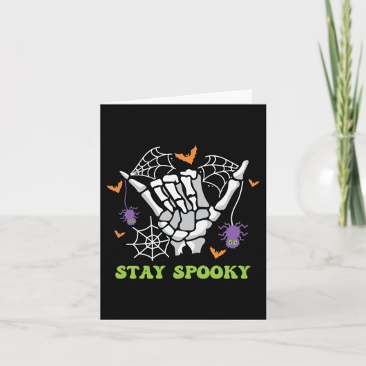 Bleibe Spooky mit Handknochen und Spinnennetzen (Vorderseite)