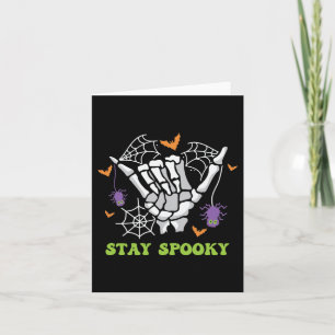 Bleibe Spooky mit Handknochen und Spinnennetzen
