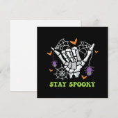Bleibe Spooky mit Handknochen und Spinnennetzen (Vorne/Hinten)