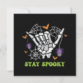 Bleibe Spooky mit Handknochen und Spinnennetzen (Vorderseite)