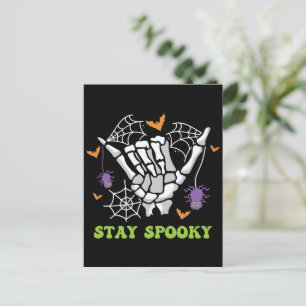 Bleibe Spooky mit Handknochen und Spinnennetzen Postkarte