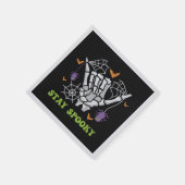 Bleibe Spooky mit Handknochen und Spinnennetzen Serviette (Ecke)