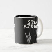 Bleibe Spooky Skeleton Hands Halloween Spooky Nied Zweifarbige Tasse (VorderseiteRechts)