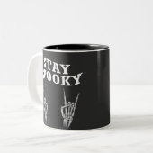 Bleibe Spooky Skeleton Hands Halloween Spooky Nied Zweifarbige Tasse (Vorderseite Links)