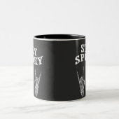Bleibe Spooky Skeleton Hands Halloween Spooky Nied Zweifarbige Tasse (Mittel)