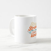 Bleibe stark. Seien Sie positiv und freundlich Kaffeetasse (Vorderseite Links)
