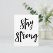 Bleibe Strong | Inspirationsmoderne Typografie Postkarte (Stehend Vorderseite)