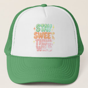 "Bleibe Sweet, Think Wild" - Playful Positivity De Truckerkappe