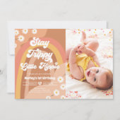 Bleibe Trippy Little Hippie Retro Daisy Birthday I Einladung (Vorderseite)