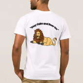 Bleibe von Ruhe und Roar auf Löwenkunst T-Shirt (Rückseite)