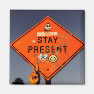 Bleibe vorhanden, Orange Road Sign Graffiti Magnet