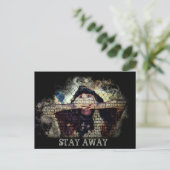 BLEIBE weg Vamplified Social Distance Postcard Postkarte (Stehend Vorderseite)