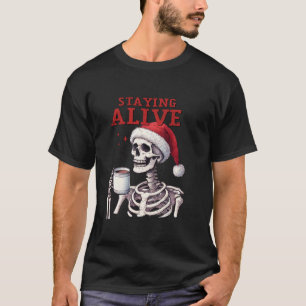 Bleibe Weihnachtskaffee zu Halloween T-Shirt