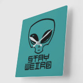 Bleibe Weird Alien Head Quadratische Wanduhr (Winkel)