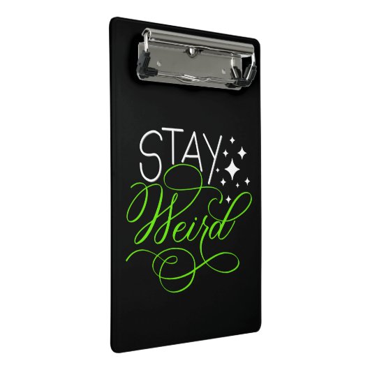 Bleibe Weird Mini Klemmbrett (Schrägansicht)