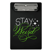 Bleibe Weird Mini Klemmbrett (Vorderseite)