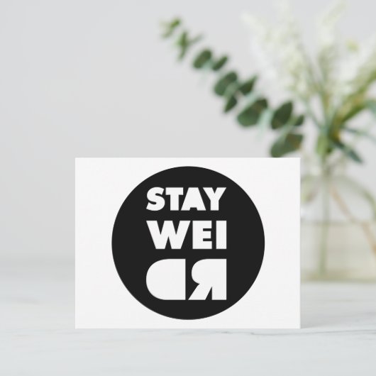 Bleibe Weird Postkarte (Stehend Vorderseite)