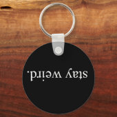 Bleibe Weird Schlüsselanhänger (Vorderseite)