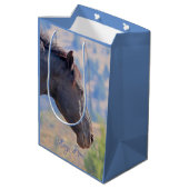 Bleibe Wild, Geschenktasche! Mittlere Geschenktüte (Rückseite Schrägansicht)