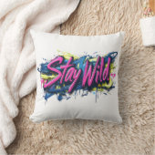 "Bleibe Wild" - lebendiges Textdesign im Graffiti- Kissen (Decke)