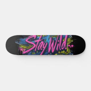 "Bleibe Wild" - lebendiges Textdesign im Graffiti- Skateboard