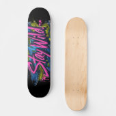 "Bleibe Wild" - lebendiges Textdesign im Graffiti- Skateboard (Vorderseite)
