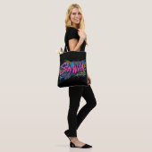 "Bleibe Wild" - lebendiges Textdesign im Graffiti- Tasche (Am Model)