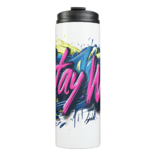 "Bleibe Wild" - lebendiges Textdesign im Graffiti- Thermosbecher