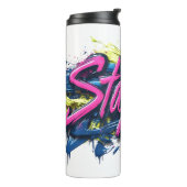 "Bleibe Wild" - lebendiges Textdesign im Graffiti- Thermosbecher (Nach links gedreht)