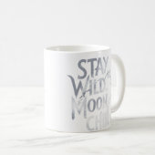 "Bleibe Wild, Moon Child" Wolf Typografy Design Kaffeetasse (VorderseiteRechts)